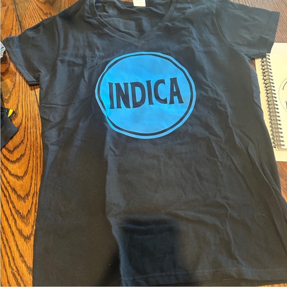 Graphic V-Neck Short Sleeve Tee in Black and Blue